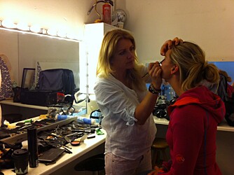 PERFEKT RESULTAT: Makeup-artist Sissel Fylling sørger for å fremheve de vakre trekkene til Cecilie.