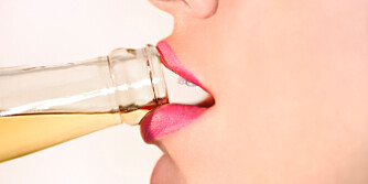REDUSER ALKOHOLINNTAKET: Det er et kjent faktum at alkohol har en uttørkende effekt på huden din.