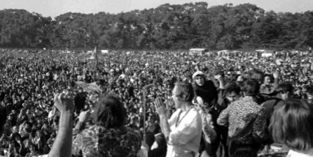 Hippier samler seg for å lytte til Leary. Han foreleste for flere titalls tusen fremmøtte ved flere anledninger og opptrådte også på konserter og festivaler.