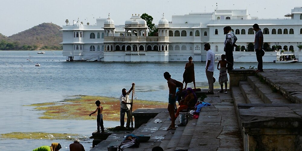 Indisk hverdagsliv foran Lake Palace, kjent fra Bond-filmen «Octopussy».