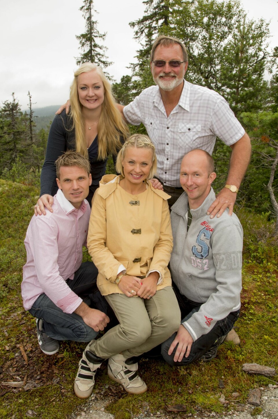 JAKTER: Programleder Marthe Sveberg hjelper bøndene Anders Ueland, Anna-Liisa Evensen, Odd Arild Svaland og Tor Magne Egge i «Jakten på kjærligheten» på TV 2.