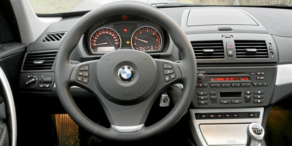 NØKTERN: Det er ryddig på førerplass i BMW X3, men ikke spesielt påkostet rent utseendemessig. FOTO: Terje Bjørnsen
