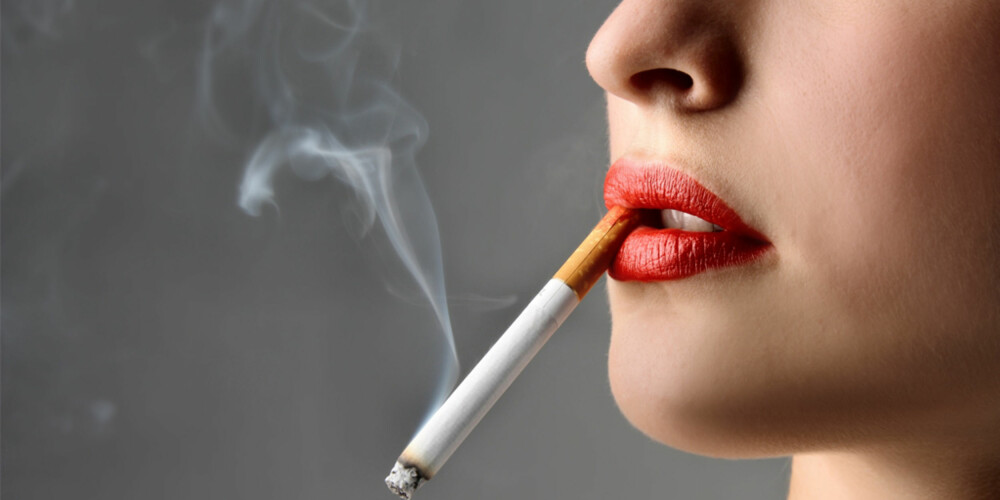 PÅ TIDE Å SLUTTE: Som om det ikke er nok grunner til å slutte å røyke, den lille gift-pinnen ødelegger også huden din.