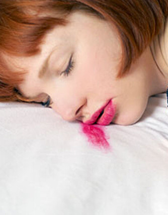 TØRK DET VEKK: Fjern sminken før du legger deg. Huden trenger å puste om natten.