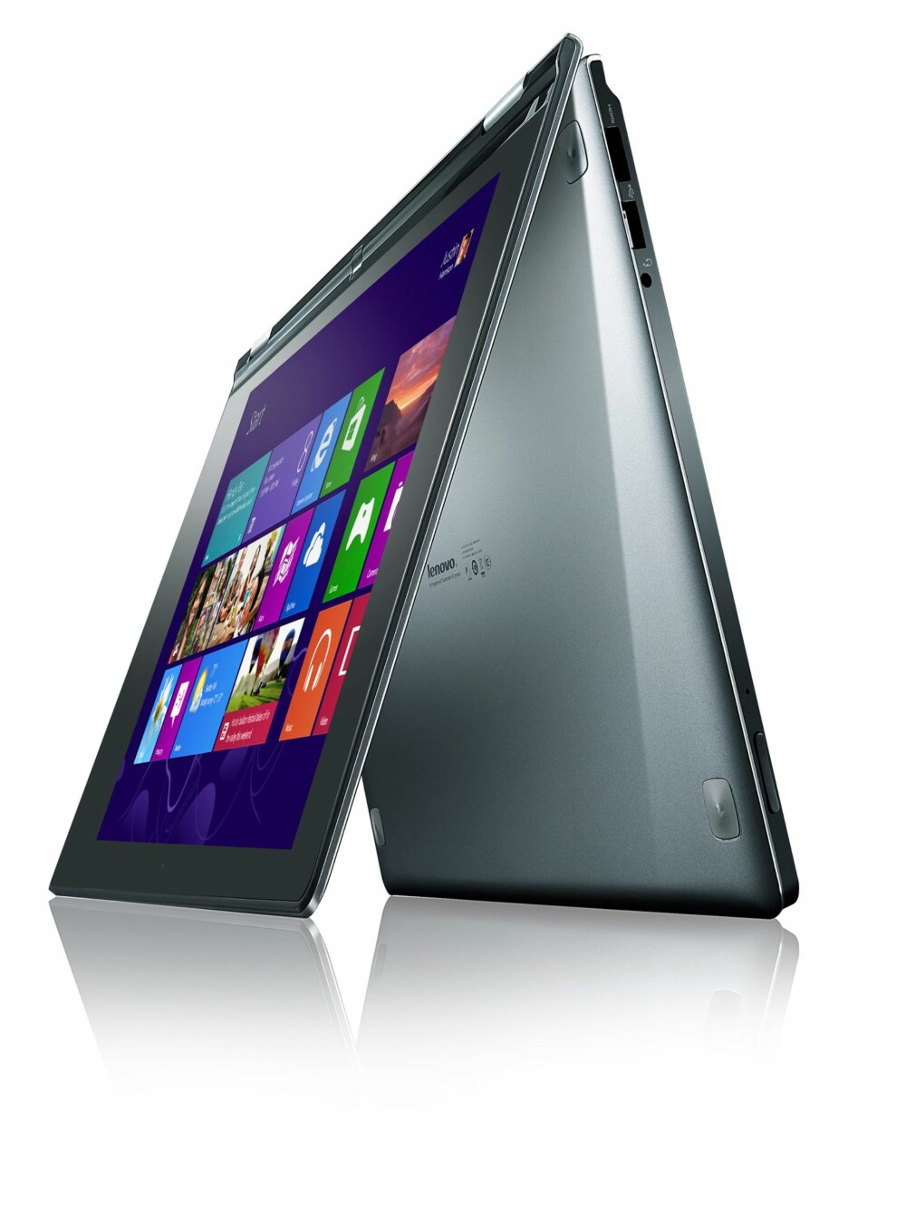 Lenovo IdeaPad Yoga 13: Denne PC-en har en 13.3 tommers skjerm og du kan vri hengsene helt rundt og bruke den slik du ser på bildet.