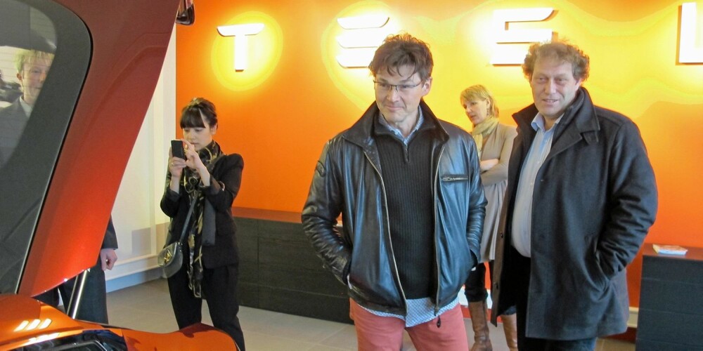 STJERNETREFF: Morten Harket og Frederic Hauge med Tesla Model S. Se og hør dem i videoen. FOTO: Geir Svardal STJERNETREFF: Morten Harket og Frederic Hauge med Tesla Model S. Se og hør dem i videoen. FOTO: Geir Svardal