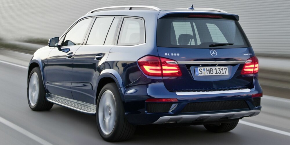 STOR: Mercedes GL er en enorm bil. FOTO: Daimler AG