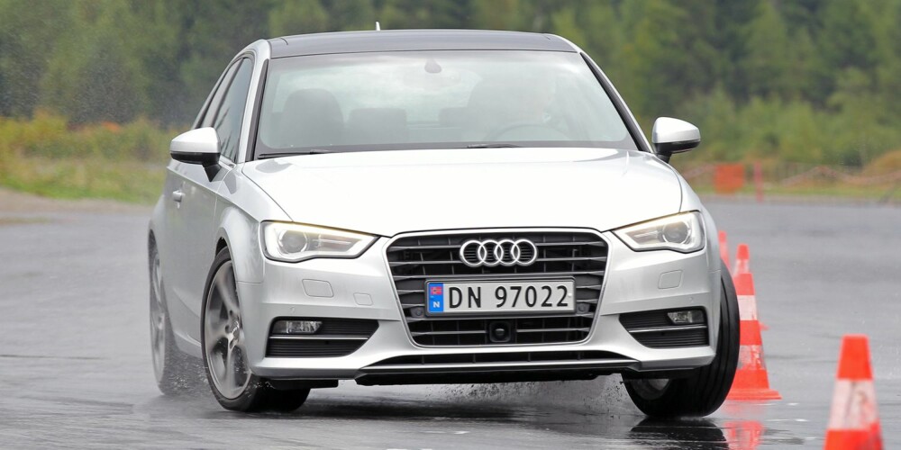 FOR MYE TRAFIKANTER: Ved en kollisjon vil panseret på Audi A3 løfte seg for å minske skadeomfaget på myke trafikanter. Dekktrykksensorer er også standard. FOTO: Petter Handeland FOR MYE TRAFIKANTER: Ved en kollisjon vil panseret på Audi A3 løfte seg for å minske skadeomfaget på myke trafikanter. Dekktrykksensorer er også standard. FOTO: Petter Handeland