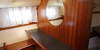 LILLE SPEIL: Jo da, selv i en røff vestlandsbåt er det plass til en liten avdeling der man kan rette på utseendet. FOTO: Terje Bjørnsen