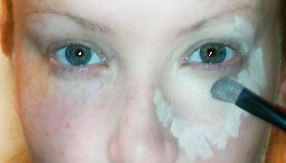 MØRKE RINGER: Ringer under øynene skjules enkelt med concealer. Makeupartist Tove Eggen viser deg hvordan lenger ned i saken. MØRKE RINGER: Ringer under øynene skjules enkelt med concealer. Makeupartist Tove Eggen viser deg hvordan lenger ned i saken.