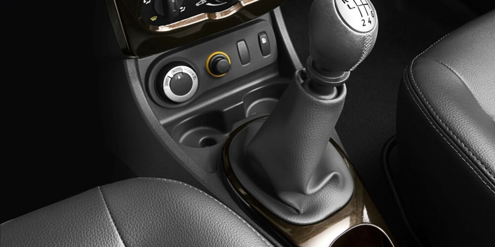 LOCK: Med bryteren nede til venstre kan du låse midtdifferensialen dersom du for eksempel står fast. FOTO: Renault