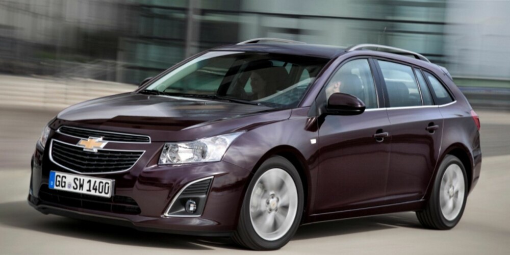 CHEVROLET CRUZE SW: Klasse: Kompaktklassen. Pris fra: 240 000,-. Motorer: Bensin, diesel. Girkasse: Manuell. Mål (L/B/H): 4680/1800/1480 mm. Bag.rom: 500/1478 liter. Egenvekt uten fører: Fra 1360 kg. FOTO: Weigl.biz