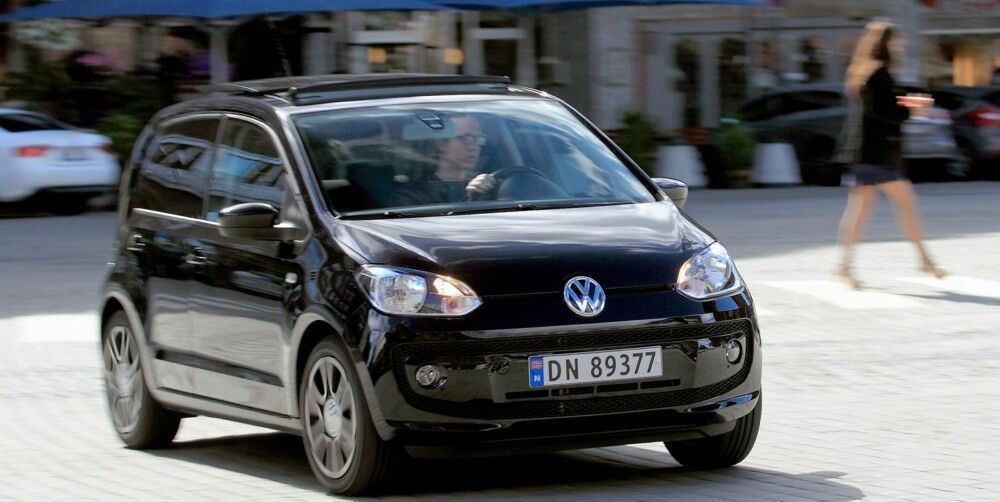 VW UP!: Klasse: Minibil. Pris fra: 123 400,-. Motorer: Bensin. Girkasse: Manuell, automat. Mål (L/B/H): 3540/1641/1478 mm. Bag.rom: 251/951 liter. Egenvekt uten fører: Fra 865 kg. FOTO: Egil Nordlien HM Foto