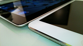 TYNNERE OG LETTER: iPad mini veier nesten halvparten av en vanlig iPad. Den er også noe tynnere. (Foto: Hallvard Lunde, HjemmePC)