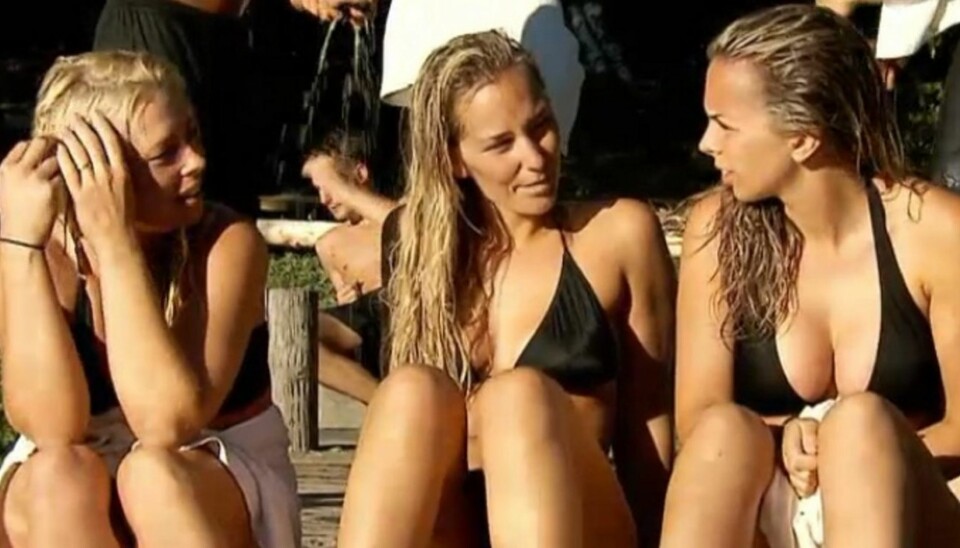 USKYLDIG: Da Elin Jeanette Christiansen (t.v.), Kristina Moe Myrseth og Cecilie Holm solte seg i sommervarmen, trigget det tydeligvis flere enn de vanlige TV-seerne. Nå er stillbilder fra «Farmen» lagt ut på en pornoside på Internett.