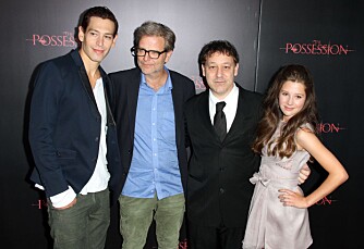 REGISSØR: Ole Bornedal (nr. to f.v.) er regissør for «The Possession». Her  sammen med skuespillerne Matisyahu (t.v.), Sam Raimi og Natasha Calis på Hollywood-premieren.