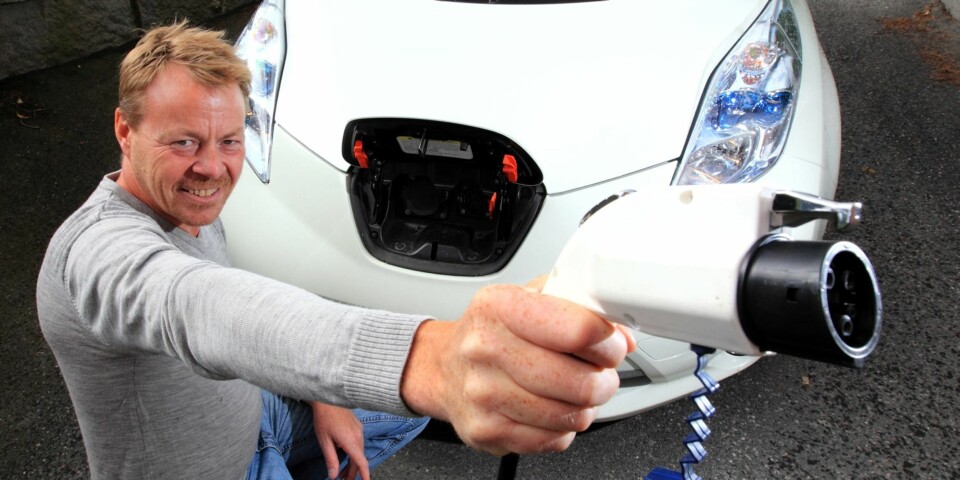 EKSPERTEN: Elbilekspert Øyvind Lunde er en mester på å tyne kilometer ut av en elbil, og synes Nissan Leaf har litt for kort rekkevidde. FOTO: Egil Nordlien, HM Foto
