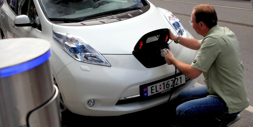 KNOTETE: Redaksjonens egen ''testkanin'' Terje Haugen synes det er knotete med ledningen, men kunne gjerne eid en Nissan Leaf. FOTO: Egil Nordlien, HM Foto