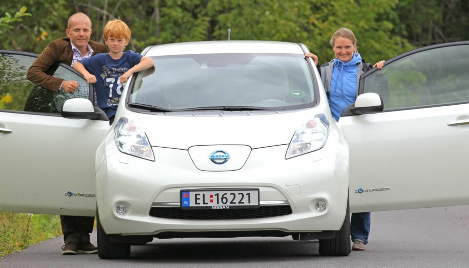 SPENT PÅ EL: Familien Fjeldstad/Mikelborg synes det er mange positive sider ved elbilen, men at den krever store omstillinger. FOTO: Petter Handeland