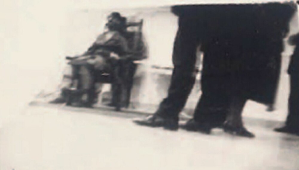 Dette er bildet Howard tok av henrettelsen og som ble beskåret i avisen. Beina til fengselsbetjeningen i forgrunnen. Obduksjonsbordet som Snyders kropp ble lagt på, skimtes ved siden av stolen.