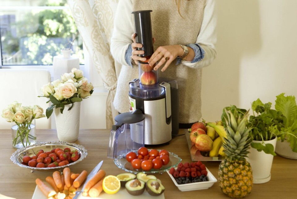 FROKOSTJUICE: Dette trenger du: to epler, en halv ananas, litt sitron, to gulrøtter og litt rå ingefær. Kjør alt gjennom juicemaskinen, - avslutt med det siste eplet. Nytes avkjølt med isbiter.