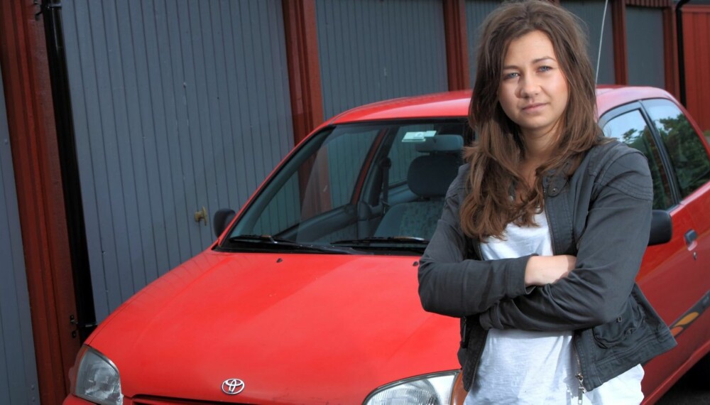 DYRERE ENN BILEN: Charlotte Torgersen Bråttum (20) betalte 5500 kroner for bilen sin, men må ut med 11 000 kroner i delkasko-forsikring. FOTO: Egil Nordlien, HM Foto