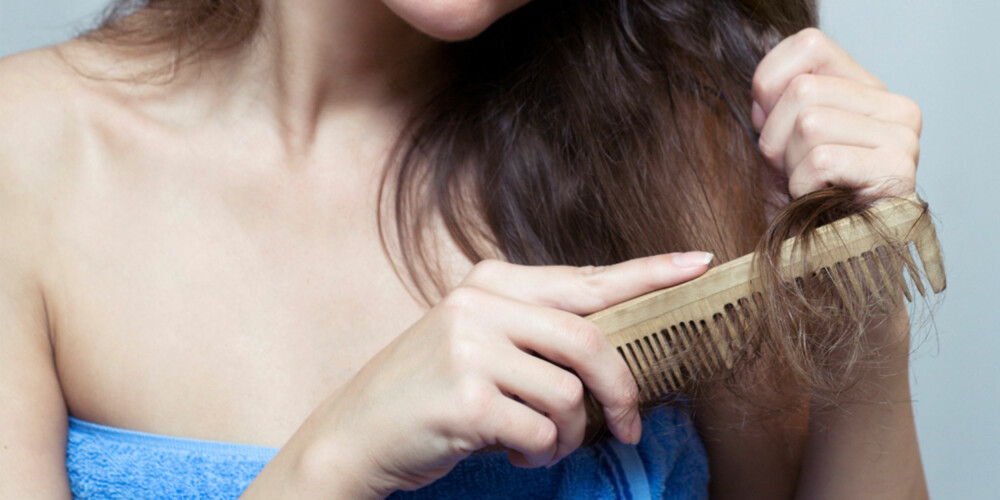 IKKE SLIT PÅ HÅRET: Unødvendig mye vasking, børsting og styling kan også føre til at du mister hår.