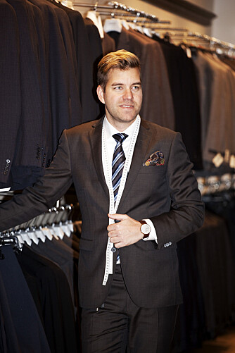 KAN SIN DRESS: Markus Larsson, avdelingleder og innkjøper hos Follestad Classic gir deg tipsene til hva du skal se etter når du skal kjøpe dress