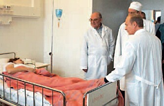 President Putin (til høyre) på sykebesøk etter teatertragedien.