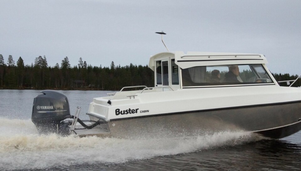 ROMMELIG: Akterdekket på nye Cabin er rommelig. Det nye motorfestet gir også en stor bade- og arbeidsplattform. FOTO: Fiskars