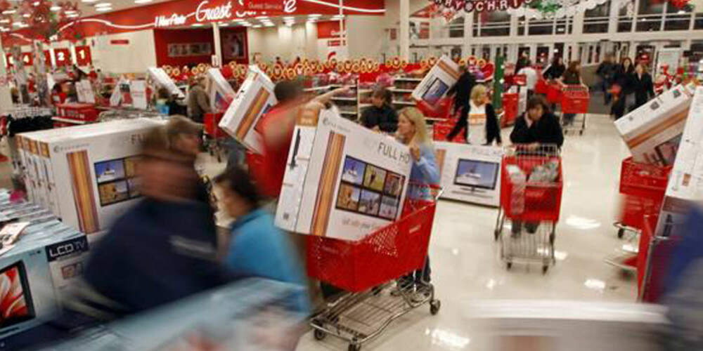 KAOS: Kjøpelystne amerikanere står i kø fra før midnatt for å være der når butikkene åpner Black Friday.