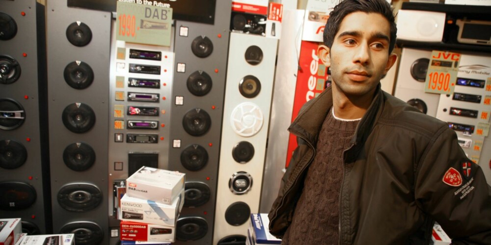 DAB: Hos Strømmen Bilradio har selger Osman Ahmad hendene fulle med å levere nye DAB-spillere. FOTO: Terje Haugen