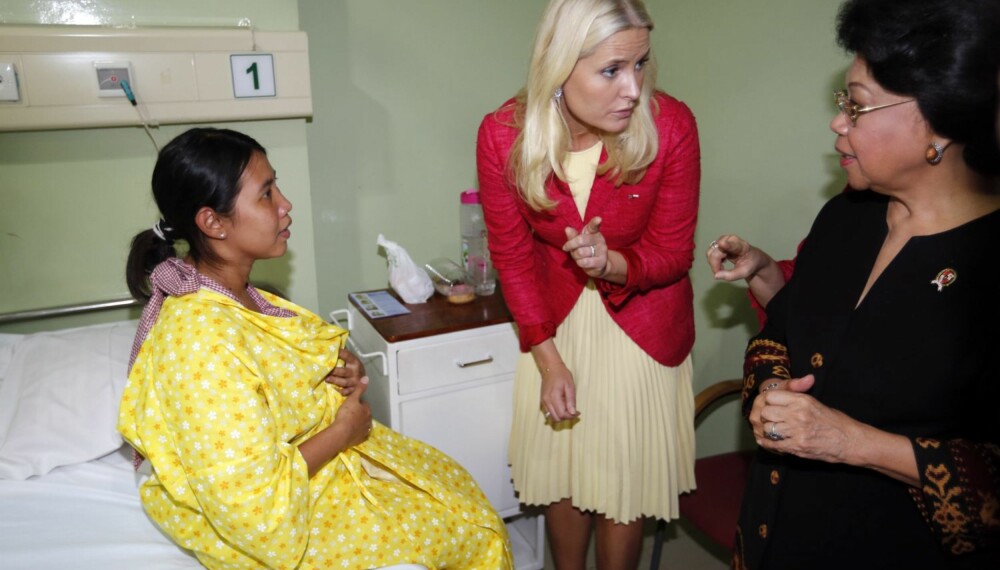 FLOTT BESØK: Helseminister Nafsiah Mboi viste Mette-Marit rundt på mor- og barneklinikken ved det private sykehuset Budi Kemuliaan på tirsdag. Kronprinsessen fikk snakke med flere nybakte mødre.