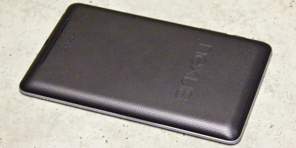 RØFF: Baksiden av Nexus 7 er laget i et røft og gummiert materiale. Det er stilig, men tiltrekker seg lett støv og rusk.
