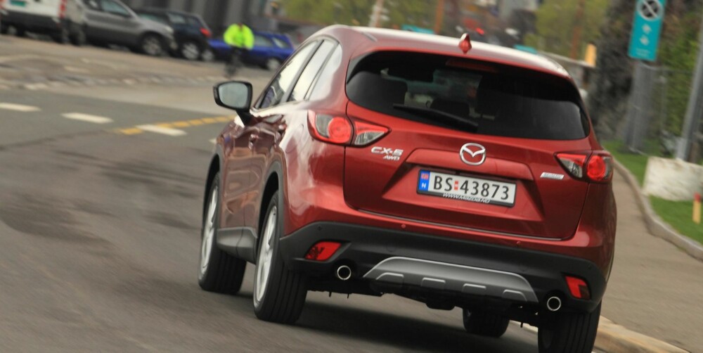 RAMMES: Mazda CX-5 tilfredsstiller allerede EUs utslippskrav, formulert i Euro 6-reglene, som formelt ikke gjelder før fra september 2014. Euro 6-reglene krever at kvelningsstoffene reduseres med 50 prosent sammenlignet med dagens Euro 5-regler. FOTO: Egil Nordlien, HM Foto