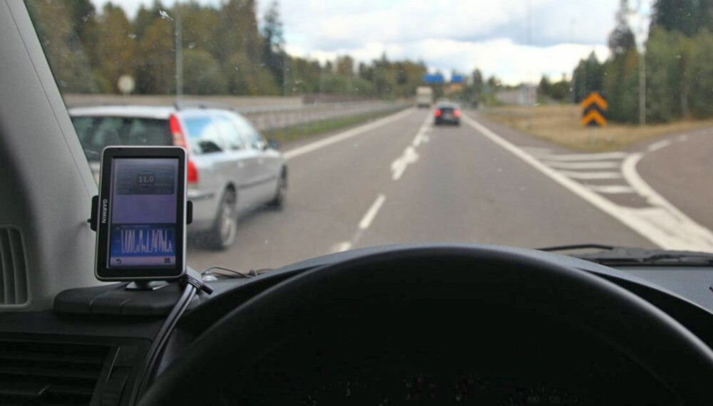 RIKTIG: Har du plassert GPS slik (til venstre) vil du ikke få oppmerksomhet fra Utrykningspolitiet. FOTO: Terje Haugen