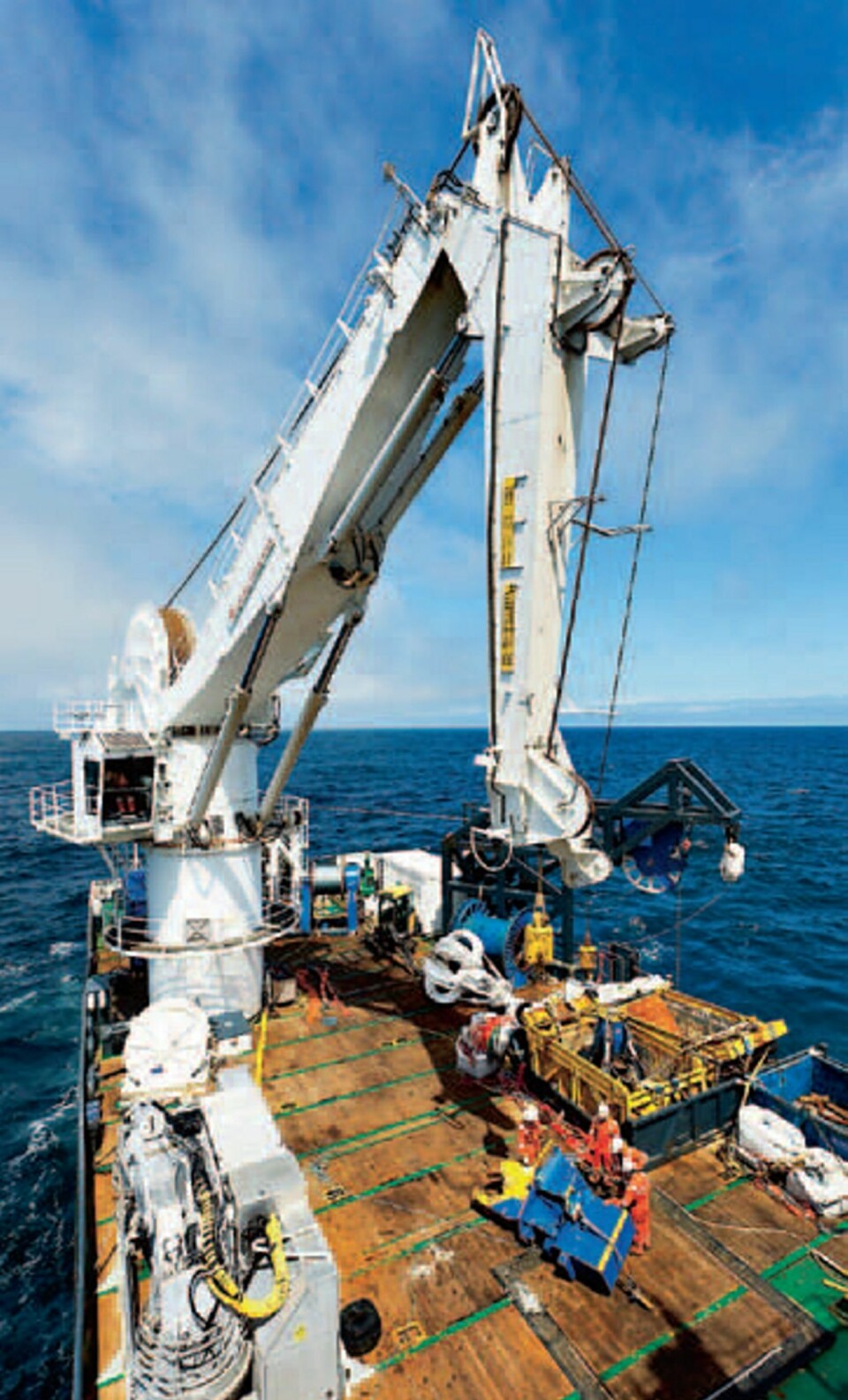 En kran blir brukt til å løfte miniubåten inn og ut av vannet.