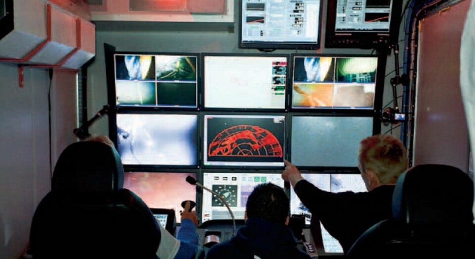 ROV-piloter sitter tørrskodd og komfortabelt i kontrollrommet og studerer bildene fra dypet.