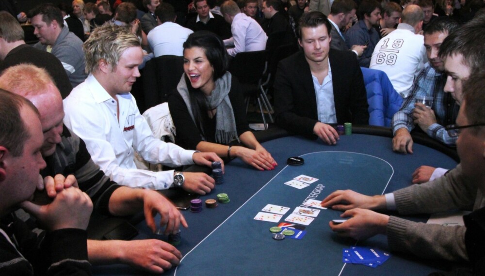 STEMNING: Aylar Lie og Mosviks tredje største sønn, Espen Tangstad, koste seg på Pokergallaen i fjor. Begge er forventet tilbake i år.