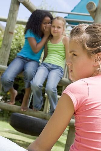 Det er viktig å snakke med enkeltbarn for å avdekke og forhindre at noen blir utestengt. Foto: Colourbox.no