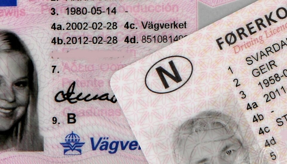 TAR TID: ''Og du verden, det gikk fort, ja, plutselig va det gjort. Og æ sto der med eit førarkort'', synger Vømmøl Spellmannslag. Men faktum er at den norske førerkortopplæringen er langt mer omfattende og langt dyrere enn i Sverige, Finland og Danmark - uten at det ser ut til å gjøre oss til bedre sjåfører.