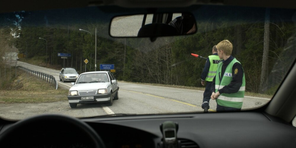 SJEKKER: Tollvesenet kontrollerer biler både ved grensene og ellers i landet. FOTO: Håkon Bonafede