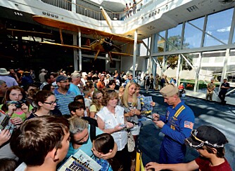 Cee-J og teamet er alle amerikaneres helt. På Naval Aviation museet står fansen i kø for å sikre seg autografen.