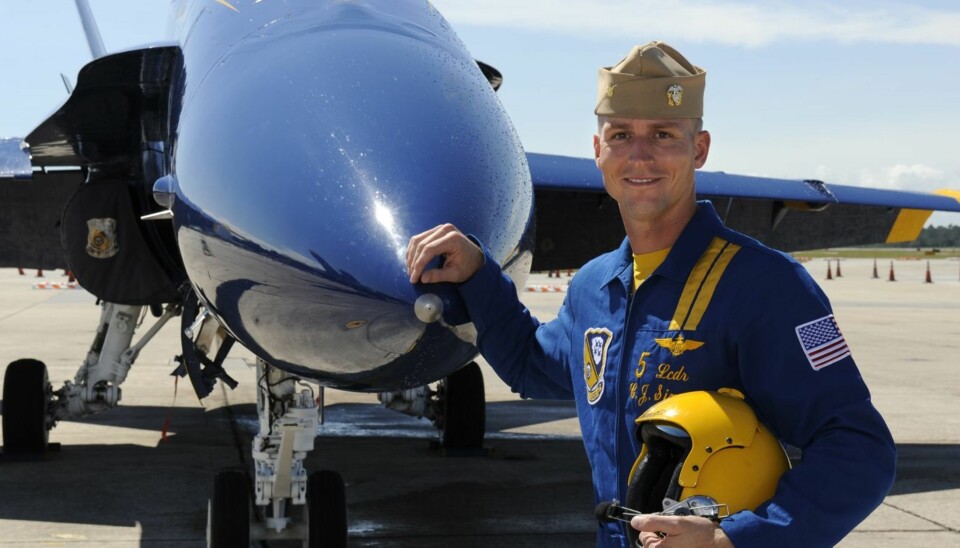 Etter tre år med oppvisningsteamet Blue Angels er «Cee-J» Simonsen solopiloten som foretar de mest halsbrekkende stuntene.