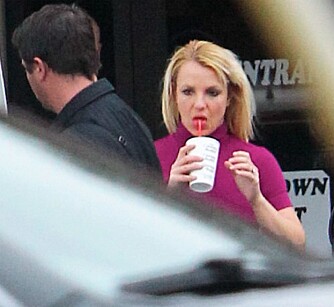 Passet på: Britney kom ut fra restauranten litt etter Jason i et forsøk på å unngå fotografenes oppmerksomhet.