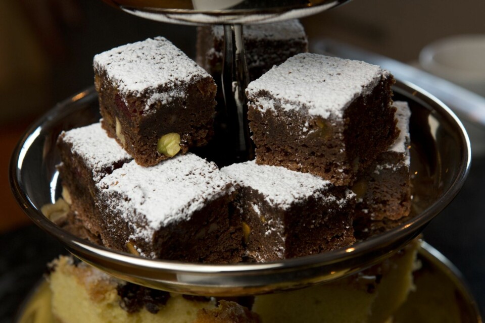 Myk sjokoladekake med frukt og nøtter