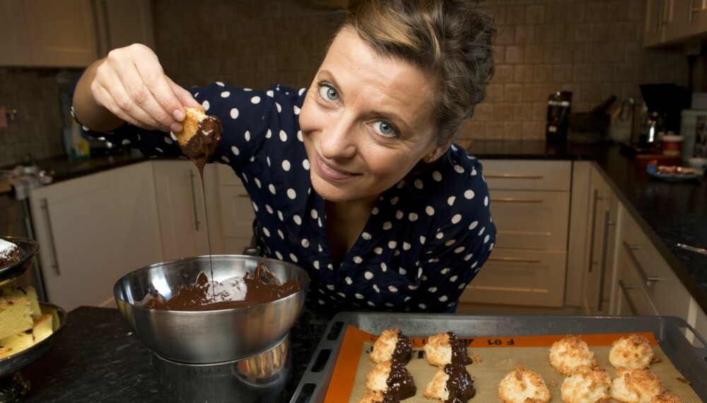 ELSKER Å BAKE: - Alt blir bedre om man dypper det i sjokolade, det er min leveregel, sier Lise Finckenhagen og dypper kokosmakronene.