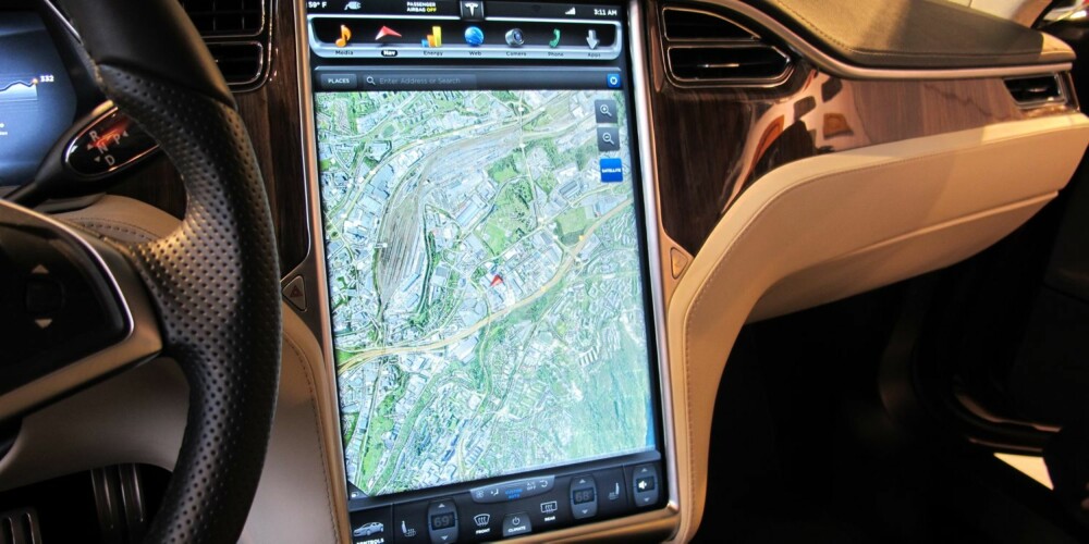 SUPER-PAD: Sjekk infosentralen i Model S. En touch screen-skjerm på størrelse med Ullevål stadion! FOTO: Geir Svardal