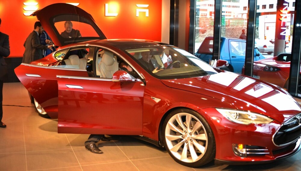 MODEL S: Her står Tesla Model S i showrommet på Tesla Oslo. FOTO: Geir Svardal