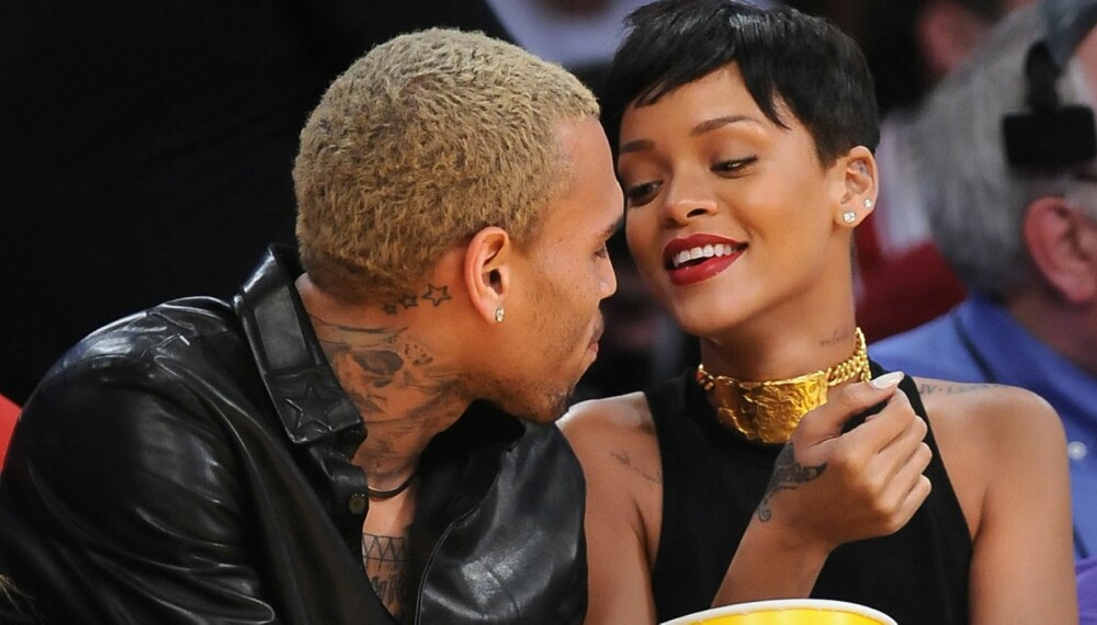 FORELSKET: Rihanna og Chris Brown så mer forelsket ut enn noensinne da de var på basketballkamp i romjulen.